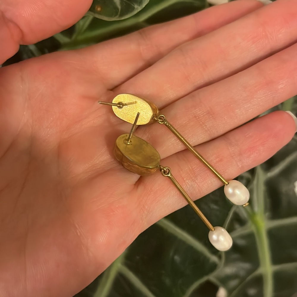 Brass Labradorite and pearl dangle earrings - Picture 4 of 4